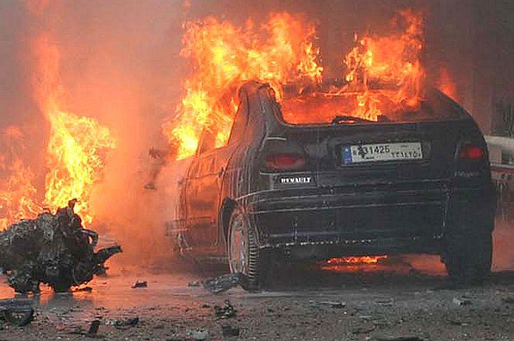 Samochód w płomieniach (fot. Bloomberg)