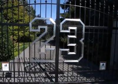 Brama wjazdowa do posiadłości Michaela Jordana. Koszykarz występował na parkietach NBA z numerem 23 (źródło: YouTube)