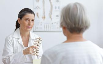 Ekspertka: osteoporoza dotyczy nawet 2 mln osób. Jak jej skutecznie zapobiegać?