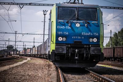 ... inwestuje w tabor. Ostatnio przewoźnik kupił 330 platform do przewozu kontenerów, a niebawem ogłosi przetarg na zakup 10 lokomotyw wielosystemowych do obsługi przewozów za granicą.