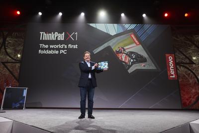 Lenovo to chiński gigant technologiczny, który w 2005 r. przejął  komputerowy biznes IBM. Podobny ruch zastosował na rynku smartfonów  przejmując prawie pięć lat temu spółkę Motorola Mobility. Zaprezentowany  przez wiceprezesa Christiana Teismanna ThinkPad X1 zrobił sporo szumu w  mediach.
