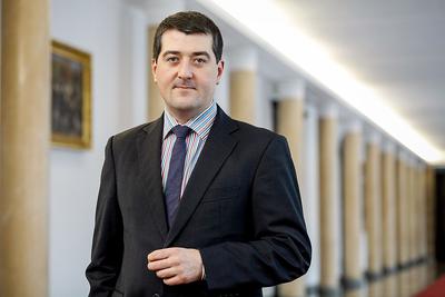 FISKUS ODKŁADA OSZCZĘDZANIE: Leszek Skiba, wiceminister finansów, przyznaje, że w tym roku dziura w finansach się pogłębi, ale już od 2018 r. rząd podejmie wysiłek i stopniowo zacznie ją zasypywać. Ekonomiści wątpią w zaciskanie pasa tuż przed wyborami.