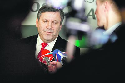 Na finiszu negocjacji strona słowacka przedłożyła takie warunki wsparcia publicznego, że w naszym polskim rachunku kontynuowanie dyskusji byłoby niepotrzebne. Rozłożenie korzyści i nakładów byłoby irracjonalne z punktu widzenia nie tylko miejsc pracy, które zostałyby utworzone, ale także obciążeń dla budżetu w przyszłości. Nie walczymy o inwestora za wszelką cenę — mówi cytowany przez PAP Janusz Piechociński, minister gospodarki.