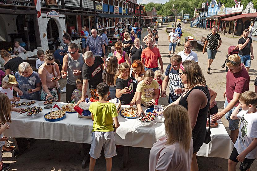 Poczęstunek dla publiczności z okazji 24-lecia firmy Poczęstunek dla publiczności z okazji 24-lecia firmy