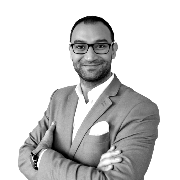 Rozmowy z menedżerami i zarządami wielu firm pokazują powtarzający się wzorzec. Milczenie kosztuje – zaangażowanie, zaufanie, a czasem kluczowych ludzi.