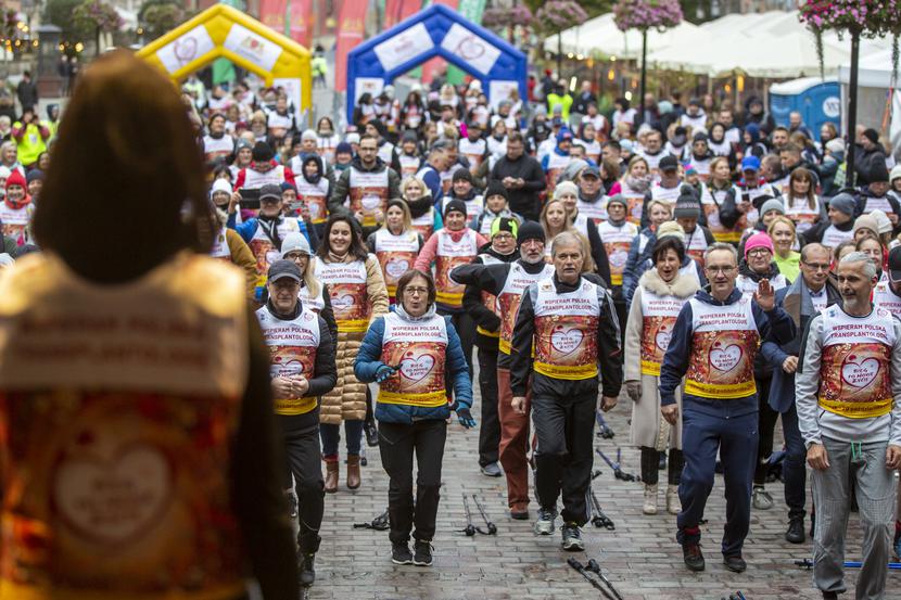 Gdańsk. Ponad trzystu uczestników przemaszerowało wzdłuż ulicu Długiej i Długiego Targu w trakcie Biegu dla Nowego Życia, imprezy promującej transplantologię.