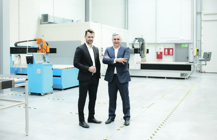 Dzisiaj jesteśmy w zupełnie innym miejscu niż kilka lat temu. Zaplanowane przez nas inwestycje, związane z powiększeniem parku maszynowego, sukcesywnie wprowadzamy w życie. Nasze ambicje nie dopuszczają stagnacji w działaniu – mówią Mariusz Mszyca, prezes zarządu NGPlast (z prawej) i Łukasz Pawęzka, wiceprezes spółki. Dzisiaj jesteśmy w zupełnie innym miejscu niż kilka lat temu. Zaplanowane przez nas inwestycje, związane z powiększeniem parku maszynowego, sukcesywnie wprowadzamy w życie. Nasze ambicje nie dopuszczają stagnacji w działaniu – mówią Mariusz Mszyca, prezes zarządu NGPlast (z prawej) i Łukasz Pawęzka, wiceprezes spółki.