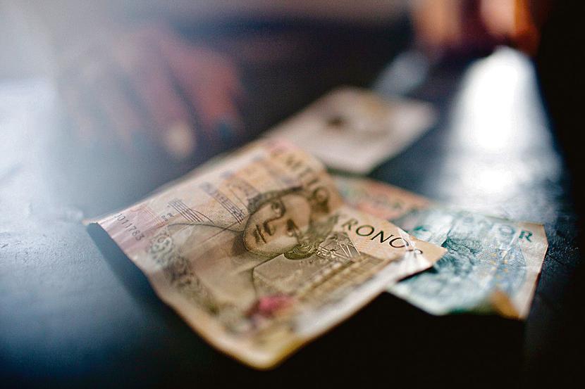 Banknoty i monety reprezentowały w zeszłym roku zaledwie 2,7 proc. szwedzkiej gospodarki — wynika z danych Banku Rozrachunków Międzynarodowych. Według wielu Szwedów, odsetek ten powinien być jeszcze niższy — podaje Bloomberg. Dla porównania — średnia w strefie euro wynosi 9,8 proc.
 [FOT. BLOOMBERG]
 