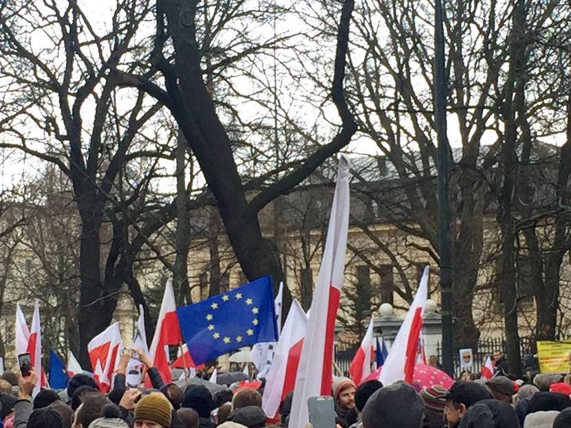 Manifestacja pod budynkiem Trybunału Konstytucyjnego