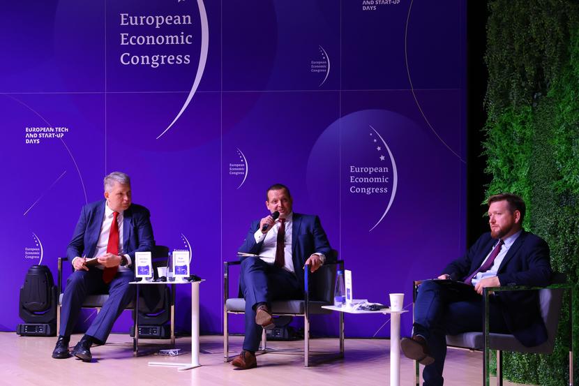 WIELOLETNIA PERSPEKTYWA: – W morskiej energetyce wiatrowej mamy dużo do zrobienia, ale postrzegam to jako szansę. Offshore dzieje się już dziś, ale dobrze by było, żeby Polska była beneficjentem rewolucji w dalszym kroku. Rozwijając energetykę offshore, miejmy przed oczami perspektywę 20-30 lat – żebyśmy stworzyli sobie warunki, dzięki którym łatwiej będzie potem skorzystać z rewolucji związanej z zielonym wodorem – przekonywał Piotr Świecki, dyrektor ds. energetyki w firmie Budimex.