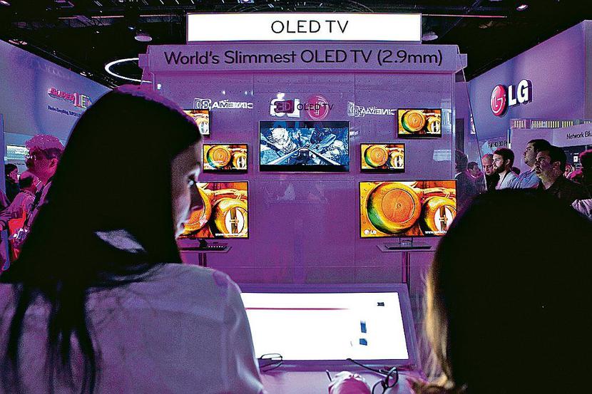 Świat zachłystuje się giętkimi, ultracienkimi panelami OLED (fot. ARC)