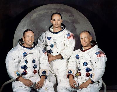 Ludzkość dowiedziała się z Księżyca, że jej flagą jest gwiaździsty sztandar amerykański. Apollo 11 i pozostałe wyprawy startowały z przylądka na Florydzie, który w latach 1963-73 nosił imię zamordowanego prezydenta (później wrócił do nazwy Canaveral).