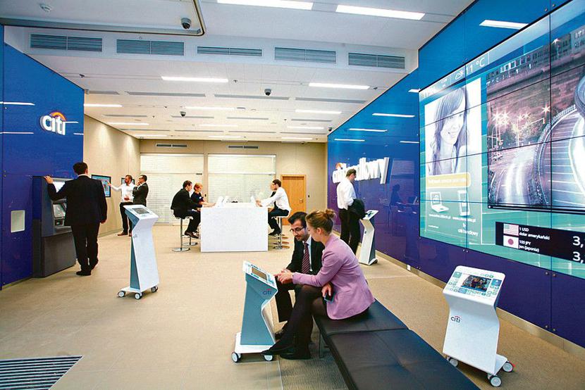 HANDLOWY W AWANGARDZIE: Citibank od dawna eksperymentuje z placówkami przyszłości. Testowy smart branch powstał w 2008 r. w Singapurze. Handlowy, jako pierwszy bank z grupy Citi w Europie, zbudował inteligentny oddział. [FOT. ARC]