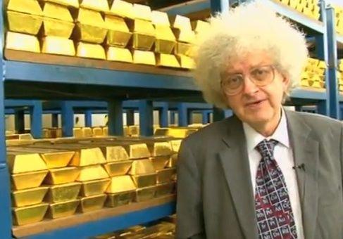 Chemik Martyn Poliakofffot podczas kręcenia filmiku w skarbcu Banku Anglii  fot. YouTube