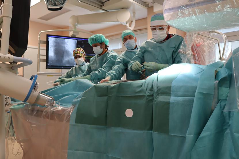 Na zdjęciu zespół operatorów wykonujących zabieg zamykania tętnicy z wykorzystaniem nowej metody.