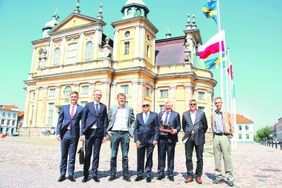 Nie wprowadzam swoich ludzi, bo zastałem tu prawdziwą drużynę fachowców i każdego z was w tym zakładzie potrzebuję — tak powitał pracowników Andrzej Opłatek, prezes Andreweksu (w środku). Może to potwierdzić Thomas Gustavsson, prezes nowej spółki (drugi od prawej), który był szefem tartaku za poprzedniego właściciela.