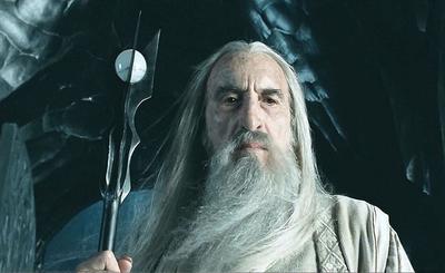 Christopher Lee jako czarodziej Saruman w trylogii 