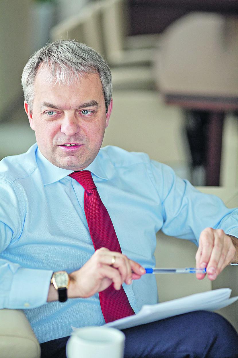 KOSZTY ALTERNATYWNE:
 Analitycy szacują, że kierowany
 przez Jacka Krawca Orlen
 na złoża w Kanadzie wydał
 już około 1,4 mld zł. To około
 jednej ósmej tego, co od 2006 r.
 poszło na przejęcie i modernizację
 przynoszącej straty rafinerii
 w litewskich Możejkach. [FOT. WM]