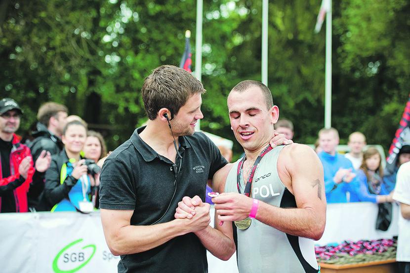 ZDROWY ZAROBEK:
 Wojciech Kruczyński
 (z lewej), prezes Endu
 Sportu, w zawodach
 triathlonowych najpierw
 startował, a potem zaczął je
 organizować. Druga edycja
 stworzonego przez niego
 triathlonu w Sierakowie
 przyciągnęła prawie 7 razy
 więcej uczestników niż
 pierwsza, a w tym roku ma
 być jeszcze lepiej. [FOT. ARC]