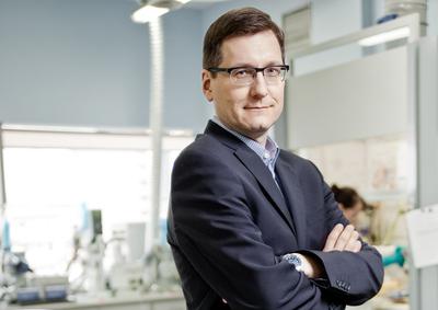 ZMIANA SENTYMENTU:  Akcje Selvity, w której prezesem i głównym akcjonariuszem z 36-procentowym pakietem jest Paweł Przewięźlikowski, wspięły się w tym roku na historyczne maksimum, po tym jak licencję na cząsteczkę SEL24 kupiła grupa Menarini. Spółka dostała za to 20 mln zł, ale liczy na dużo więcej. Warunkiem jest jednak wznowienie zawieszonych badań.