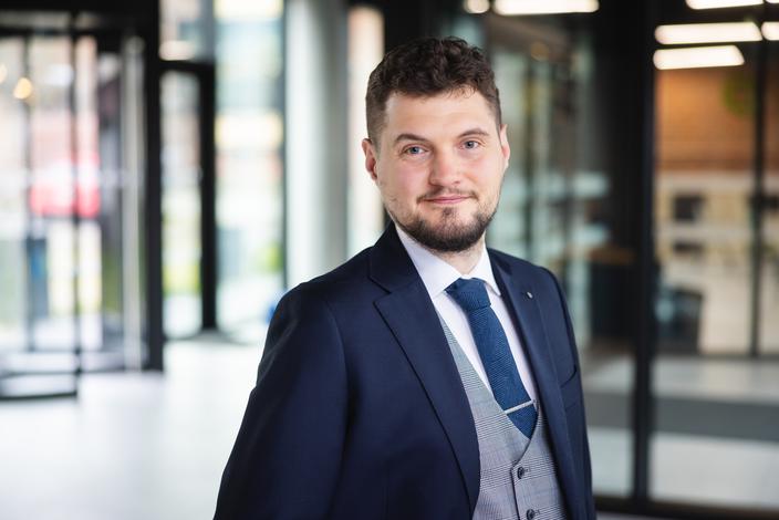 Oprócz cyberbezpieczeństwa unijny prawodawca zwraca uwagę na bezpieczeństwo, które wskazane jest w MR. Obie regulacje to rozporządzenia UE, które obowiązują bezpośrednio we wszystkich państwach członkowskich (w przeciwieństwie do dyrektyw).