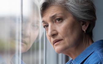 Samotność i wcześniejsza emerytura to większe ryzyko demencji [BADANIA]