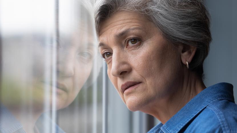 Wcześniejsza emerytura oraz samotność mogą przyspieszać rozwój demencji - ostrzegają specjaliści.
