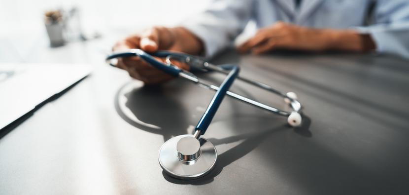 Według raportu Komisji Europejskiej „State of Health in th EU” Polska jest jednym z krajów o najniższej liczbie pracowników ochrony zdrowia w Unii w przeliczeniu na tysiąc mieszkańców – w przypadku lekarzy jest to 3,4. To sporo mniej od średniej dla całej UE, która wynosi 4,1. Według raportu Komisji Europejskiej „State of Health in th EU” Polska jest jednym z krajów o najniższej liczbie pracowników ochrony zdrowia w Unii w przeliczeniu na tysiąc mieszkańców – w przypadku lekarzy jest to 3,4. To sporo mniej od średniej dla całej UE, która wynosi 4,1.