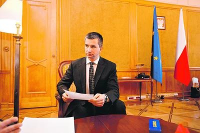 Mateusz Szczurek, minister finansów, po ustabilizowaniu długu publicznego musi skupić się na obniżeniu deficytu sektora finansów publicznych poniżej 3 proc. PKB i utrzymaniu go na ścieżce spadkowej w kolejnych latach.