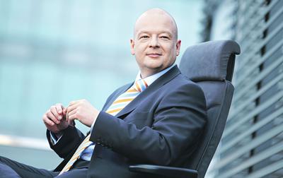 Bartosz Urbaniak, członek zarządu Banku BGZ BNP Paribas, mówi, ze przynaleznosc do francuskiej grupy ułatwia polskim rolnikom dostep do rynków w basenie Morza Sródziemnego, na których BNP Paribas zajmuje mocna pozycje.