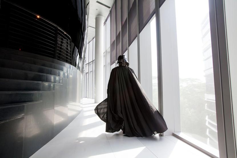 Aktor przebrany w strój Dartha Vadera podczas otwarcia 