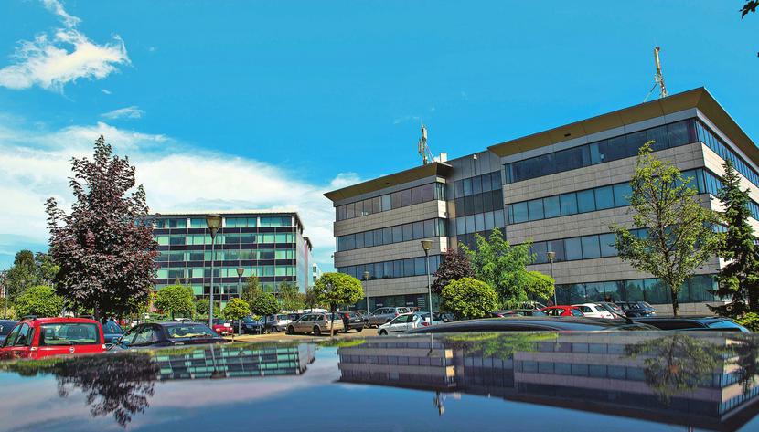 WIZYTÓWKA MAŁOPOLSKI: Zabierzowski Kraków Business Park jest rewelacyjnie położony. Do autostrady A-4 i lotniska Balice można
 dotrzeć w kilka minut, do centrum Krakowa — w kilkanaście dzięki połączeniom kolejowym z własnej stacji. Nic dziwnego, że wśród najemców
 biur są tacy światowi giganci, jak Shell, HSBC, UBS czy Amway. [FOT. T. GOTFRYD]