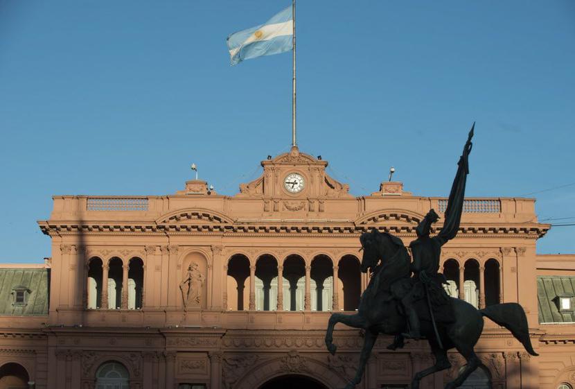 Pomnik generała Jose de San Martina przed pałacem rządowym zwanym „Różowym Domem” w Buenos Aires (fot. Bloomberg).