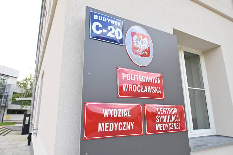 Po rocznych przygotowaniach na Politechnice Wrocławskiej uroczyście zainaugurowaliśmy działalność Wydziału Medycznego. – To historyczny dzień, który otwiera nowy, ekscytujący rozdział w życiu naszej uczelni – powiedział prof. Arkadiusz Wójs, rektor. PW. Po rocznych przygotowaniach na Politechnice Wrocławskiej uroczyście zainaugurowaliśmy działalność Wydziału Medycznego. – To historyczny dzień, który otwiera nowy, ekscytujący rozdział w życiu naszej uczelni – powiedział prof. Arkadiusz Wójs, rektor. PW.