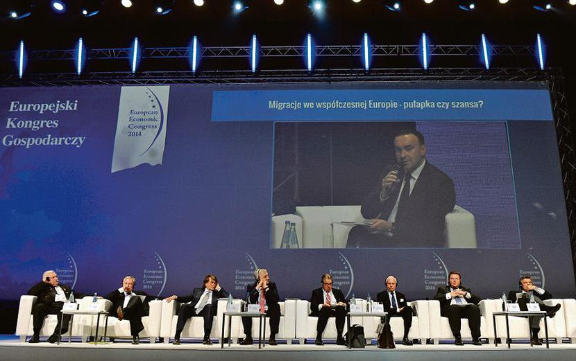 PUŁAPKI I SZANSE: O problemach związanych z migracją dyskutowali przedsiębiorcy i eksperci zaproszeni przez CEED Institute, think-tank promujący osiągnięcia i potencjał gospodarczy państw Europy Środkowej i Wschodniej: od lewej Lech Wałęsa, Zdenek Bakala, czeski przedsiębiorca, wiceprezes New World Resources, Jan Kulczyk, właściciel Kulczyk Investments, Indrek Neivelt, estoński przedsiębiorca, przewodniczący rady nadzorczej Bank of Saint Petersburg, Bjorn Saven, szwedzki przedsiębiorca, prezes funduszu IK Investments, William Lacy Swing, dyrektor generalny Międzynarodowej Organizacji ds. Migracji, Arunas Siksta, litewski przedsiębiorca i bankier, dyrektor Vilnus University Business School, i Pedro Videla, profesor IESE Business School. [FOT. RAFAŁ KLIMKIEWICZ/EDYTOR]
