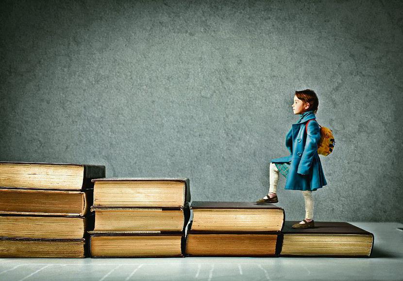 Na początku dzieci kochają książki, bo oznacza to chwile spędzone sam na sam z czytającymi im rodzicami. Schody zaczynają się, gdy muszą je czytać same, a dla książek pojawia się konkurencja w postaci gier komputerowych czy telewizji.
 [FOT. FOTOLIA]
 
 