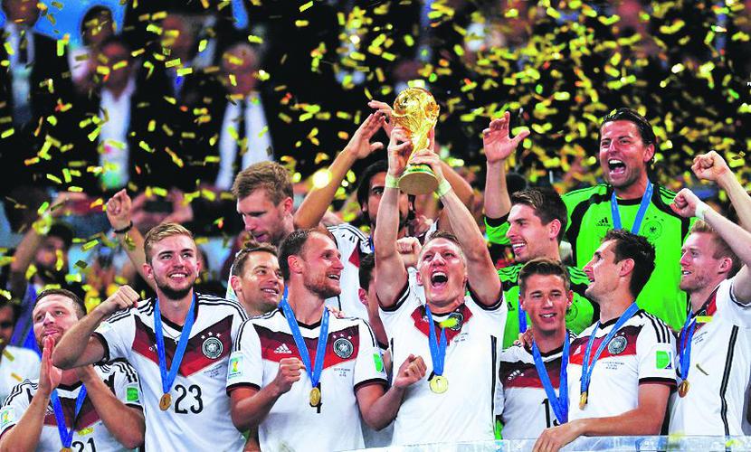 DRUGI ZWYCIĘZCA Z NIEMIEC: Absolutnym zwycięzcą marek odzieżowych został na mundialu Adidas. Obaj finaliści wystąpili w jego strojach, a przez piłkarski sukces Niemców spółka była najlepszym papierem na giełdzie we Frankfurcie. Mundialowa kampania reklamowa Adidasa przyciągnęła też do 5,8 mln nowych fanów mediów społecznościowych tej marki. [FOT. ADIDAS] 
