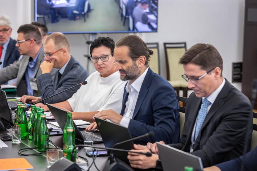 Wiceminister Zdrowia Piotr Bromber podczas posiedzenia senackiej Komisji Zdrowia, 28 czerwca 2023 r. 