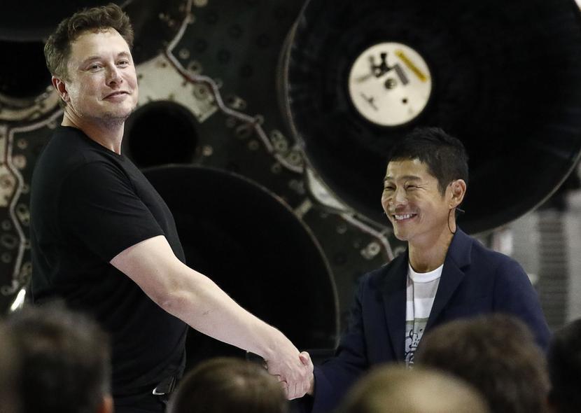 Elon Musk (z lewej), Yusaku Maezawa, fot. Bloomberg