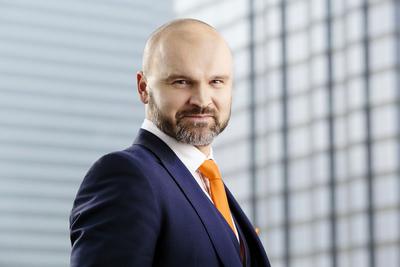 WYJŚCIE ALBO KRYZYS: Fundusz Advent International podniósł cenę w wezwaniach na spółki, stworzone przez Rafała Brzoskę, i zapowiedział, że „to ostateczna oferta”. Jeśli uda mu się zdjąć je z giełdy, spłaci zadłużenie paczkomatowej grupy i sfinansuje jej rozwój. Jeśli nie, akcjonariusze zostaną z problemem.