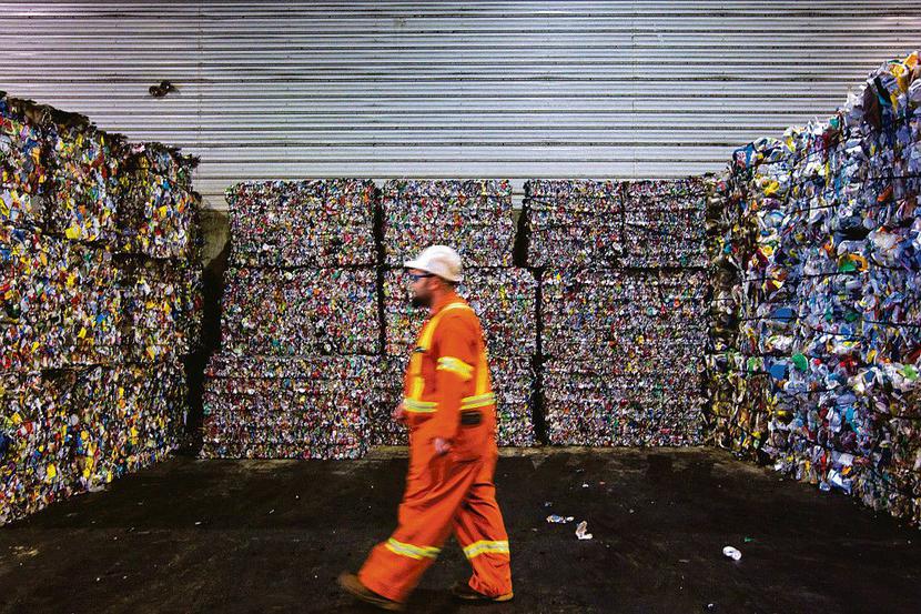 Zdaniem ekspertów, ambitna analiza możliwości dojścia do 62-procentowego poziomu recyklingu tworzyw sztucznych pozostawia zbyt wiele niewiadomych, aby ocenić, czy prognoza jest w ogóle realna. [FOT. BLOOMBERG]