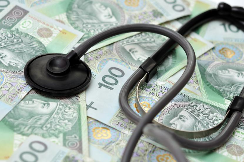 Zdaniem Wojciecha Wiśniewskiego, jedną z przyczyn kryzysu jest ustawa o zawodach lekarza i lekarza dentysty. W związku z jej przyjęciem nastąpiło przeniesienie źródła finansowania części świadczeń z budżetu państwa do Narodowego Funduszu Zdrowia. Zdaniem Wojciecha Wiśniewskiego, jedną z przyczyn kryzysu jest ustawa o zawodach lekarza i lekarza dentysty. W związku z jej przyjęciem nastąpiło przeniesienie źródła finansowania części świadczeń z budżetu państwa do Narodowego Funduszu Zdrowia.