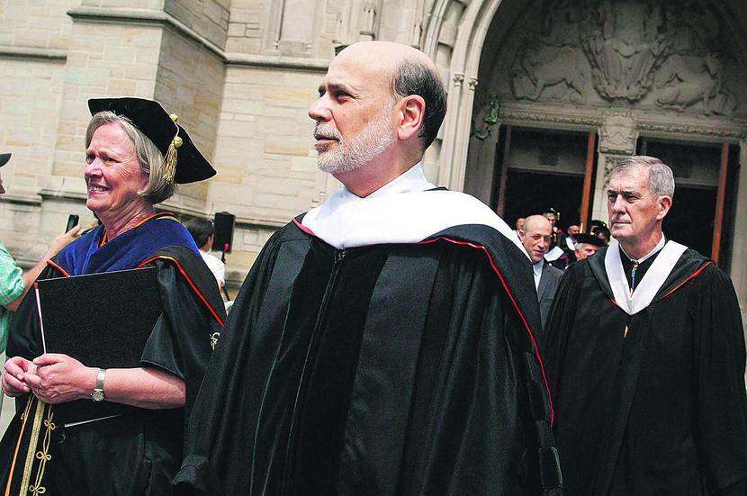 EKONOMISTA NA TRUDNE CZASY: Benowi Bernankemu, który w ciągu 17 lat spędzonych na Princeton stworzył szkołę ekonomii czasów depresji, przyszło szefować Fedowi w czasie najgłębszego kryzysu w USA od czasów wielkiego kryzysu lat 30. Mimo niestandardowych metod łagodzenia polityki pieniężnej inflacja za jego kadencji sięgała 2,4 proc. i była niższa od przeciętnej dynamiki cen za czasów jego poprzednika — Alana Greenspana. [FOT. BLOOMBERG]