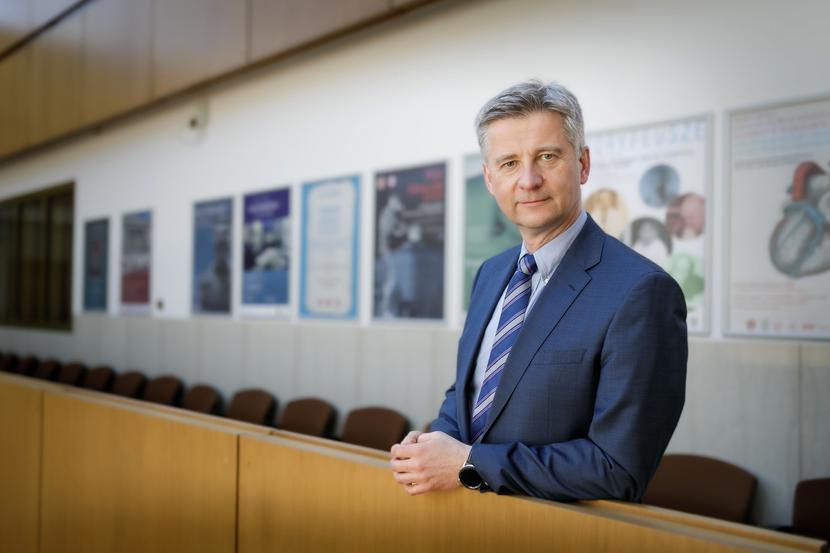 Prof. Piotr Pruszczyk jest angiologiem, internistą, hipertensjologiem, kardiologiem, prorektorem ds. nauki i transferu technologii WUM. Kieruje także Kliniką Chorób Wewnętrznych i Kardiologii z Centrum Diagnostyki i Leczenia Żylnej Choroby Zakrzepowo-Zatorowej. Prof. Piotr Pruszczyk jest angiologiem, internistą, hipertensjologiem, kardiologiem, prorektorem ds. nauki i transferu technologii WUM. Kieruje także Kliniką Chorób Wewnętrznych i Kardiologii z Centrum Diagnostyki i Leczenia Żylnej Choroby Zakrzepowo-Zatorowej.