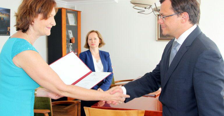 Dr n. med. Marek Styczkiewicz odbiera nominację z rąk wojewody podkarpackiego Ewy Leniart Dr n. med. Marek Styczkiewicz odbiera nominację z rąk wojewody podkarpackiego Ewy Leniart
