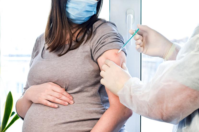 Rada ds. COVID-19 rekomenduje kobietom w ciąży przyjęcie dawki przypominającej szczepionki przeciw COVID-19 wraz ze szczepionką na grypę. Rada ds. COVID-19 rekomenduje kobietom w ciąży przyjęcie dawki przypominającej szczepionki przeciw COVID-19 wraz ze szczepionką na grypę.