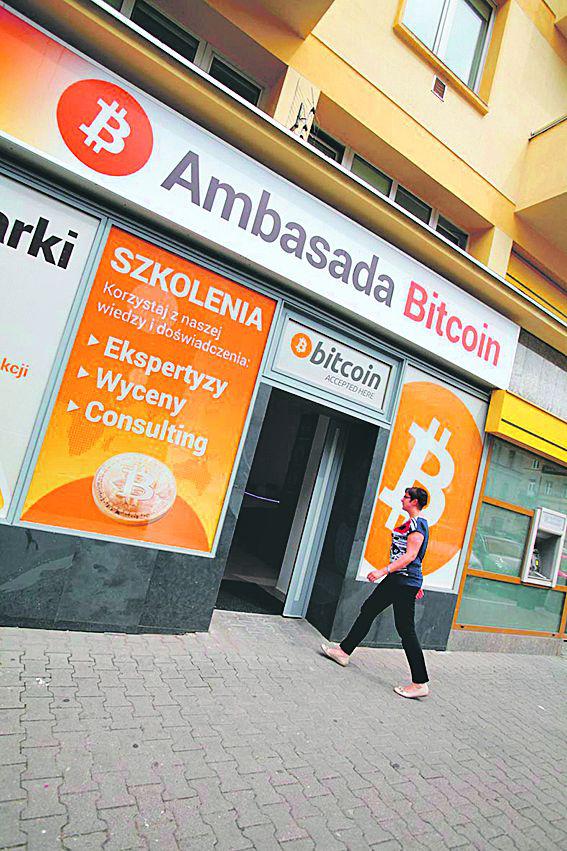 NOWA ERA: Według właścicieli pierwszego w Polsce „bitcoinmatu”, działającego przy warszawskiej ulicy Kruczej, codziennie dokonywanych jest za jego pomocą kilkadziesiąt transakcji wymiany waluty realnej na wirtualną. Maszyn będzie przybywać. [FOT. WM] 