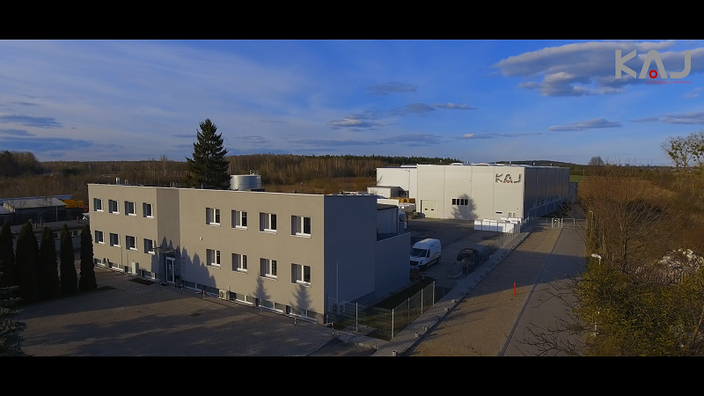 Budowana od podstaw:Firma KAJ działa od 20 lat. Jest czołowym producentem opakowań typu roll on w Europie. Wszystkie elementy produktów wytwarza we własnych zakładach. Ma własny dział R&D, który zajmuje się projektowaniem opakowań. W ofercie ma ponad 30 różnych wzorów opakowań typu roll on.