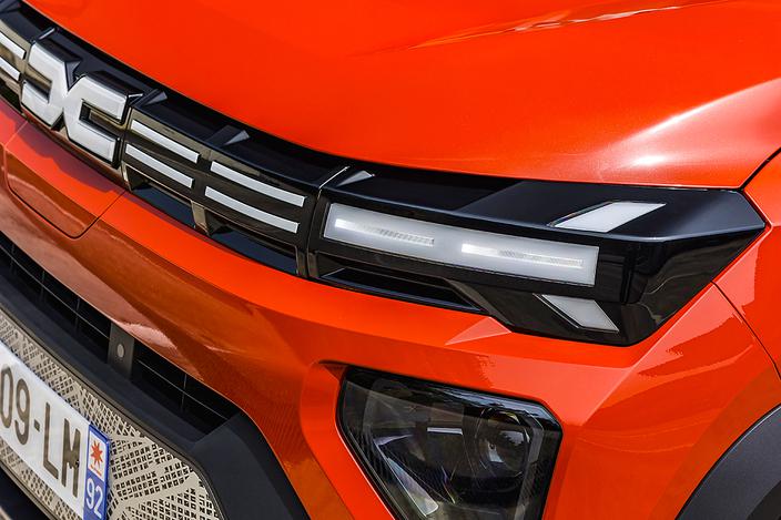 New Dacia Spring - E3 Extreme - Brick Red
