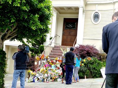 Filmowy dom Pani Doubtfire, w którą wcielił się Robin Williams i z którą był najmocniej kojarzony, został w kilka godzin po śmierci aktora zasypany kwiatami od fanów